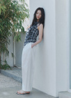 [Exclusive]플라워 브로치 디테일 슬리브리스 탑_NAVY_14